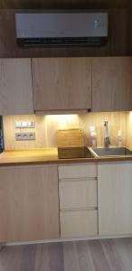 派尔努Mirror House Roosi 21的厨房柜台设有水槽和微波炉