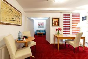 布加勒斯特Bucur Accommodation的客厅配有桌椅