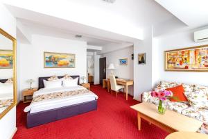 布加勒斯特Bucur Accommodation的酒店客房,设有两张床和一张沙发
