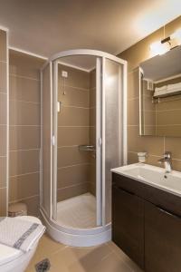 海若克利欧埃瑞尼酒店的带淋浴和盥洗盆的浴室