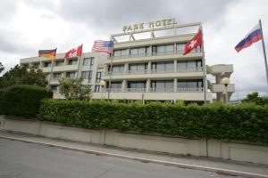 LarinoPark Hotel Campitelli的大楼前有旗帜的酒店