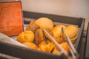 莱比锡莱比锡米特城市酒店的装满各种面包的盒子