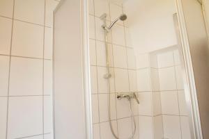 KreuzwertheimFerienwohnung Fritz Walter的浴室内配有淋浴和头顶淋浴