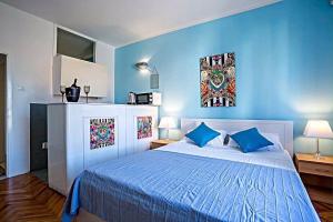 苏佩塔尔玛丽亚公寓的蓝色卧室,配有蓝色墙壁的床