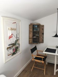 吉利勒杰Cozy Guesthouse的客房设有书桌、椅子和桌子。
