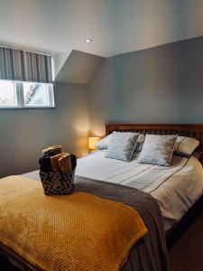 吉林汉姆Lodbourne House B&B的一间卧室设有两张床和窗户。