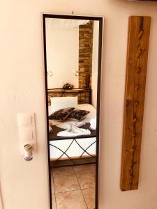 卡特瑞杜斯利威德洛斯别墅旅馆的镜子反射着房间里的床