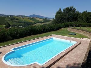 Cossignano坎帕纳旅馆的享有山丘景致的游泳池