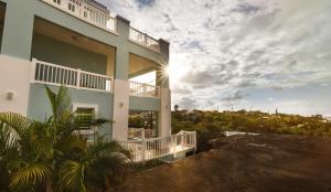库莱布拉Island Charm Culebra Studios & Suites - Amazing Water views from all 3 apartments located in Culebra Puerto Rico!的天空中阳光灿烂的白色建筑