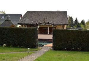 吕本瑙Ferienhaus am Kamskefliess的房屋前有树 ⁇ 的房子