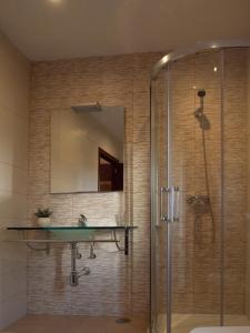 莫斯Casa Eido Vello的一间带玻璃淋浴和水槽的浴室