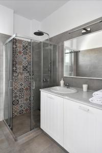德里奥斯埃菲公寓的带淋浴和盥洗盆的白色浴室
