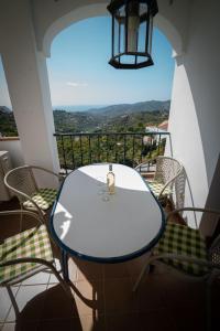 弗里希利亚纳Bella Vista的阳台上配有白色的桌椅和窗户