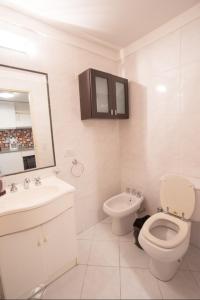 布宜诺斯艾利斯Cómodo Departamento en el Centro的白色的浴室设有卫生间和水槽。