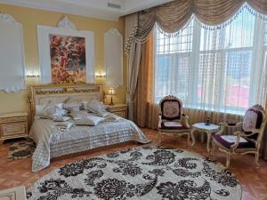 乌法Гостиница Уфа-Астория的一间卧室设有一张床和一个大窗户