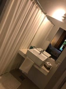 埃斯基纳LA USINA VIEJA的一间带水槽和镜子的浴室