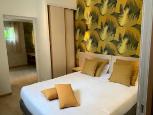 维琪奥港米斯特拉尔酒店 的卧室配有白色床和黄色墙