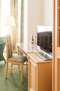 塞巴特阿尔贝克奥古斯特维多利亚别墅酒店的一张桌子,上面有一台笔记本电脑