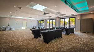 OspreyCasey Key Resorts - Mainland的一间会议室,配有桌椅和窗户