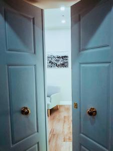 埃尔科拉诺Villa Cua的一个带椅子的房间的蓝色门