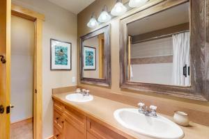 铜山Copper Springs的浴室设有2个水槽和镜子