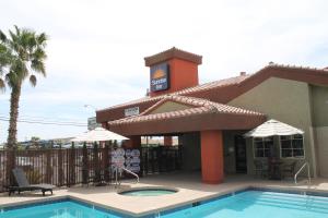 拉斯维加斯日出酒店的大楼前设有游泳池的酒店