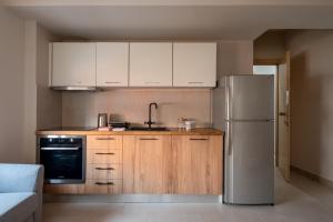雅典12 Keys Athens Apartments的厨房配有白色橱柜和冰箱。