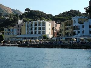 伊斯基亚Villetta Baia San Montano的一群靠近水体的建筑物