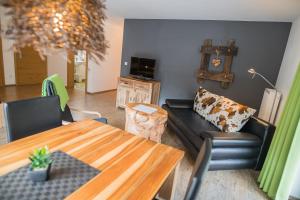 马尔泰洛Residence Martell Mountains的客厅配有桌子和沙发