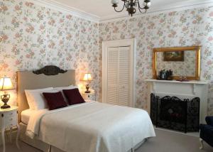圣约翰斯巴尔莫勒之家住宿加早餐旅馆的一间卧室配有一张带花卉壁纸的大床