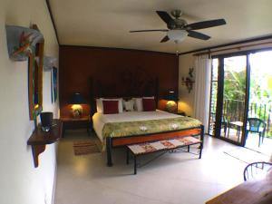 纽沃阿雷纳尔幸运巴格住宿加早餐旅馆的一间卧室配有一张床和吊扇
