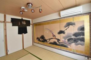 堺市百舌鸟102号公寓的墙上挂有画作的房间