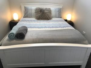 WoodsideAdelaide Hills Escape的一张带两个枕头的大白色床
