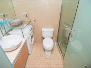 上海iNestin Shanghai Apt Hongfeng Road的浴室配有卫生间、盥洗盆和淋浴。