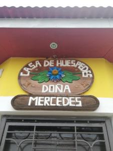 JuayúaHostal Doña Mercedes的建筑上的一个标语是 ⁇ 女