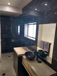 LeetonKindred Parkside Apartments的浴室设有2个水槽和镜子