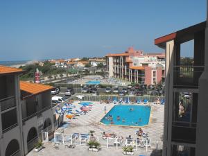 安格雷滨海高尔夫公寓式酒店的享有度假村游泳池的景色