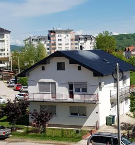 Sanski mostPrenociste Sana Sanski Most的屋顶上设有太阳能电池板的白色房屋
