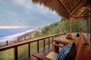 WatukarereLelewatu Resort Sumba的一个带桌椅的海景阳台