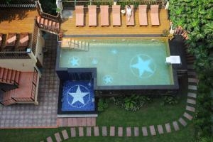 芭堤雅市中心班坤9酒店的享有庭院游泳池的顶部景色