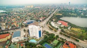 荣市穆尔泰东方大酒店的享有河流和建筑的城市空中景致