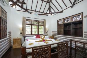 吉利特拉旺安马尔塔斯假日公园的一间设有床铺的卧室,位于带窗户的房间内