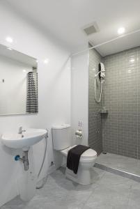 芭东海滩Minimal House Patong的浴室配有卫生间、盥洗盆和淋浴。