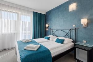 波雷奇波雷奇酒店的一间卧室配有一张蓝色墙壁的床