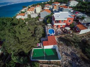 特罗吉尔Holiday Villa Nostra的享有带网球场的房屋的空中景致