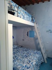 吉廖港Isola del Giglio的一间卧室配有双层床和镜子