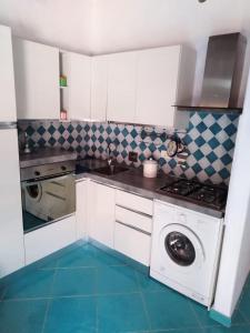 吉廖港Isola del Giglio的小厨房配有洗衣机。