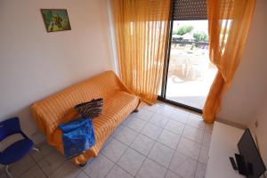 锡尔维玛丽娜Vistamare的享有庭院景致的客房内的橙色沙发