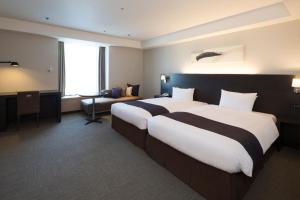 札幌札幌格兰大酒店的酒店客房配有两张床和一张书桌