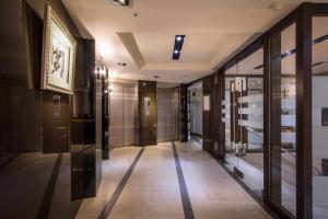 台北洛碁大飯店新仕界的建筑中带玻璃门的走廊